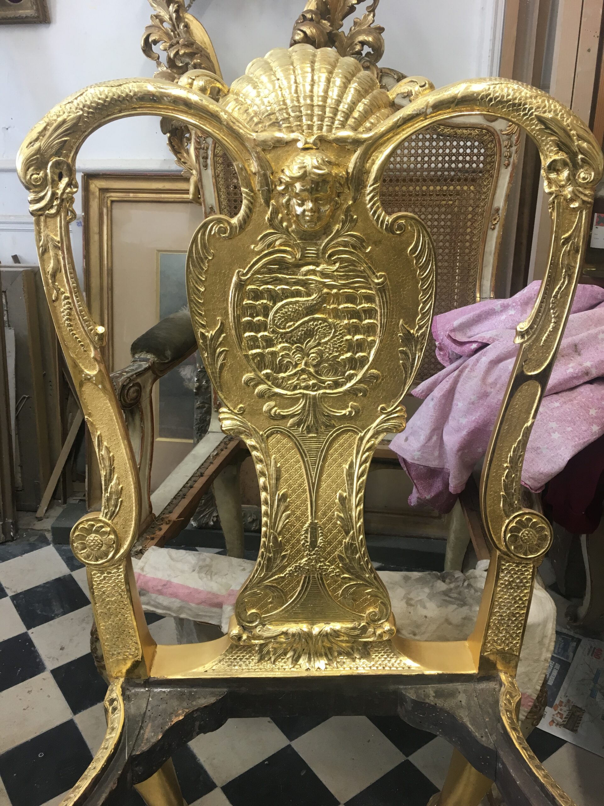 Ensemble de fauteuils et chaises dorés pour le ministère des affaires étrangères